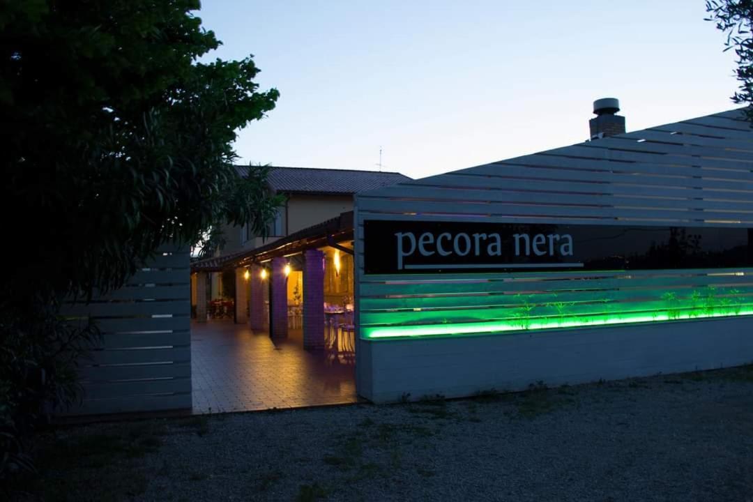 Country-House Pecora Nera Pensionat Mosciano SantʼAngelo Eksteriør billede